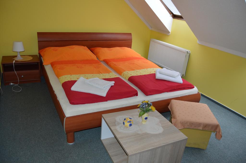 Hotel Paradise Ostrava Buitenkant foto